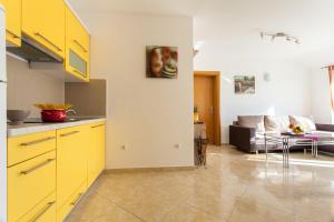 Kuchyň nebo kuchyňský kout v ubytování Apartments L&S