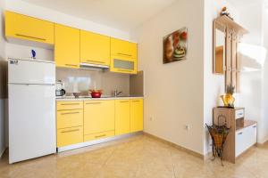 Kuchyň nebo kuchyňský kout v ubytování Apartments L&S
