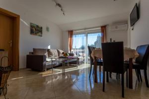 TV a/nebo společenská místnost v ubytování Apartments L&S