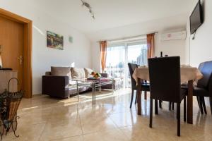 TV a/nebo společenská místnost v ubytování Apartments L&S