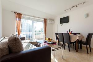 TV a/nebo společenská místnost v ubytování Apartments L&S
