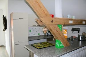 una cocina con una encimera con un arco sobre ella en Talblickhof, en Waldmünchen