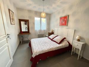 ビスカロッスにある36 AVENUE ROSNI JEUNE -012の白いベッドルーム(ベッド1台、窓付)