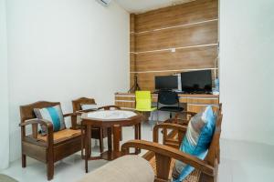 TV a/nebo společenská místnost v ubytování KoolKost Syariah near Jl Pajajaran Bogor