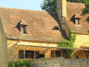 貝納克和卡澤納克的住宿－Maison Linol，一座带窗户和屋顶的旧砖砌建筑