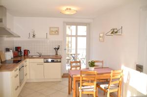 kuchnia ze stołem i krzesłami w kuchni w obiekcie Ferienwohnung Simon w Füssen