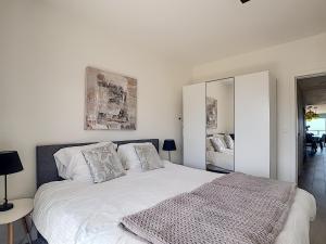 Postel nebo postele na pokoji v ubytování Rubensplein 7p, 4 adults & 3 kids - free parking