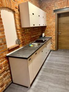 Kuchyňa alebo kuchynka v ubytovaní Apartamenty Młyńska 4