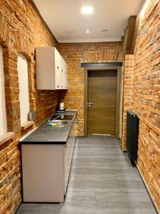 Kuchyňa alebo kuchynka v ubytovaní Apartamenty Młyńska 4