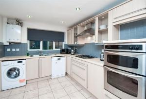 Kitchen o kitchenette sa Foxley Place: MK City house for large groups
