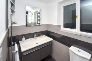 Ένα μπάνιο στο Foxley Place: MK City house for large groups