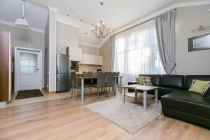 sala de estar con sofá y mesa en Ladozhskaya Usadba, en Niemelanhovi