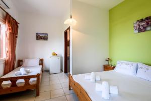 Gallery image of Antonis Studio in Sfinárion +6 photos