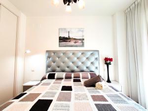 ein Schlafzimmer mit einem großen Bett mit einem großen Kopfteil in der Unterkunft SYDNEY SUN & BEACH apartments in Alicante