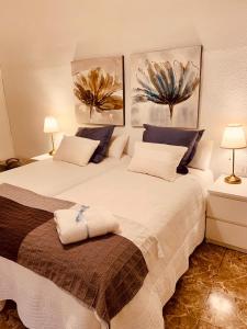 1 dormitorio con 2 camas y 2 lámparas en Casa Jazmín en Villena
