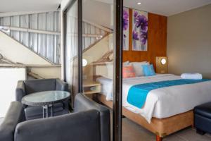 Postel nebo postele na pokoji v ubytování Sans Hotel Ekkon Yogyakarta by Reddoorz