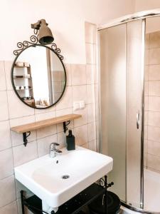 een badkamer met een wastafel en een spiegel bij Fajne Domki in Władysławowo