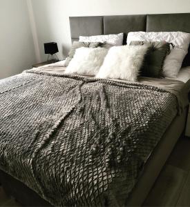 En eller flere senge i et værelse på Apartament Happiness