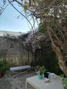 a garden with a bench and a fence at Casa da Anita in Aldeia do Meco