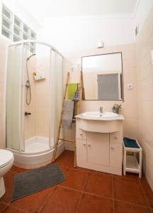 a bathroom with a sink and a shower and a toilet at Casa da Anita in Aldeia do Meco