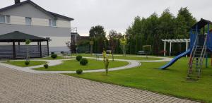 um parque com parque infantil e escorrega em Motel Domowy Gościniec em Łomża