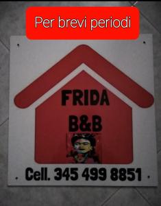 ein Schild für einen Kühlschrank mit Bild eines Hauses in der Unterkunft FRIDA B&B in Massafra
