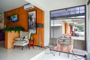 Posezení v ubytování Sans Hotel Ekkon Yogyakarta by Reddoorz