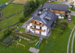 una vista aérea de una casa con patio en Unterreinischhof, en Anterselva di Mezzo