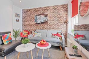 a living room with a couch and a table at Majestic Mews Apartment with Free Parking - By My Getaways in Brighton & Hove