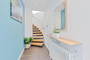 eine Treppe in einem Zimmer mit Treppenaufgang in der Unterkunft Majestic Mews Apartment with Free Parking - By My Getaways in Brighton & Hove
