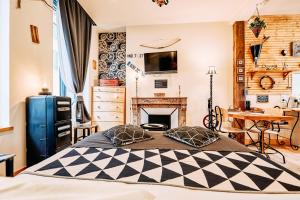 um quarto com uma cama e uma lareira em La villa des souhaits em Honfleur