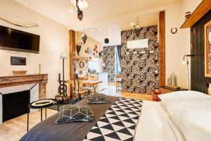 La villa des souhaits في أونفلور: غرفة بسرير ومدفأة