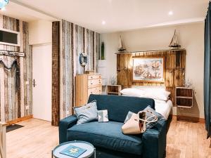 a living room with a couch and a bed at La villa des souhaits in Honfleur