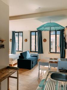 翁弗勒爾的住宿－La villa des souhaits，客厅配有沙发和桌子