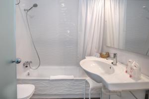 A bathroom at Hotel La Cala Finestrat
