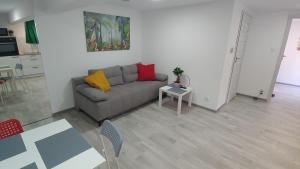 sala de estar con sofá y mesa en Apartament Arkadia Storczyk, en Augustów