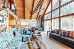 uma sala de estar com sofás e uma ventoinha de tecto em Allen Edgewater Retreat em Groveland