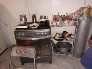 um fogão numa cozinha com um monte de pratos em Suit compartida con amenidades em Cidade do México