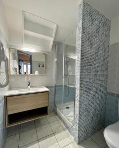 a bathroom with a shower and a sink and a toilet at Hotel Les Palmiers En Camargue in Saintes-Maries-de-la-Mer
