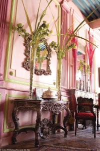 Habitación con una mesa con espejo y flores. en Demeure de Digoine "Chambre d'Hotes", en Bourg-Saint-Andéol