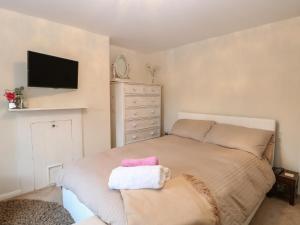 ein Schlafzimmer mit einem Bett mit zwei Handtüchern darauf in der Unterkunft 21 Florence Road in Lowestoft