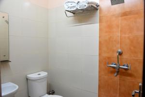 A bathroom at Hotel City Grand Varanasi