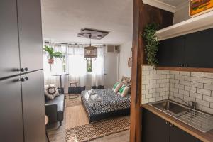 Kuchyň nebo kuchyňský kout v ubytování Manly Waves Studios & Apartments