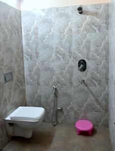 A bathroom at Hotel City Grand Varanasi