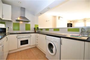 Kuchyň nebo kuchyňský kout v ubytování Apartment LONDON