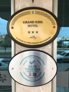 Certifikát, hodnocení, plakát nebo jiný dokument vystavený v ubytování Grand Ezel Hotel