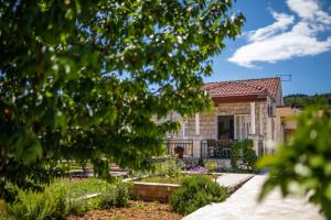 uma casa com um jardim em frente em Sunny House em Korčula