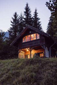 duży drewniany dom na szczycie wzgórza w obiekcie 2 Chalets Innsbruck w mieście Innsbruck