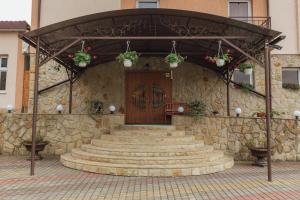 - une entrée avec des escaliers et une porte en bois dans l'établissement Hotel Citadel, à Skhidnitsa