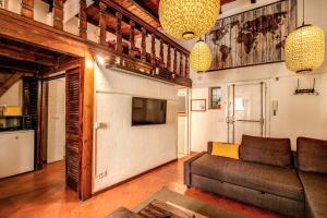 a living room with a couch and a television at La Scala in Rome